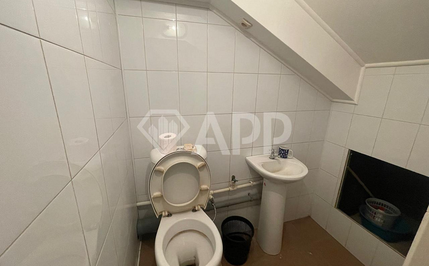 Просторный цоколь, два входа. фото