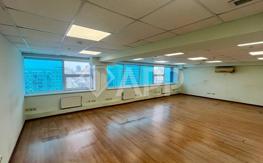 Большой офис с огромной парковкой топ локация фото