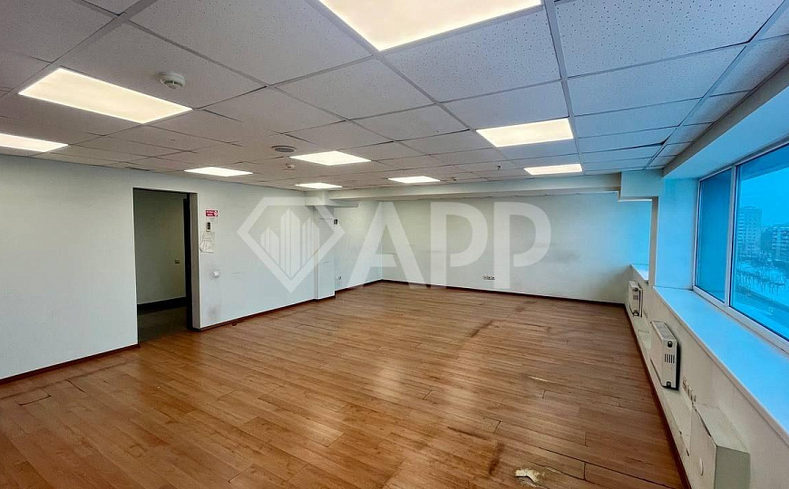 Большой офис с огромной парковкой топ локация фото