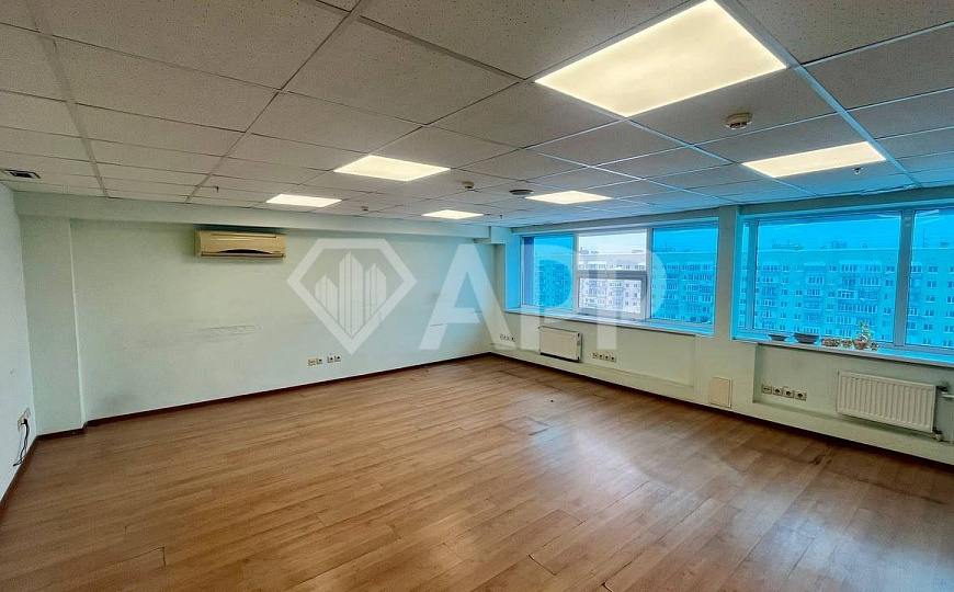Большой офис с огромной парковкой топ локация фото