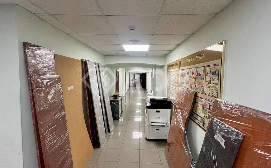 Большой офис с огромной парковкой топ локация фото