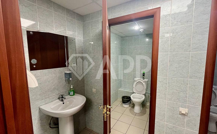 Большой офис с огромной парковкой топ локация фото