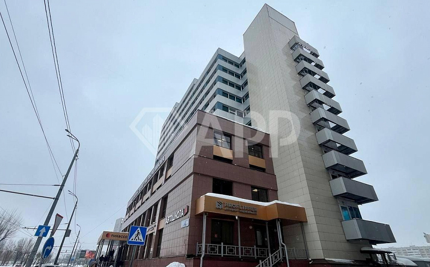 Большой офис с огромной парковкой топ локация фото