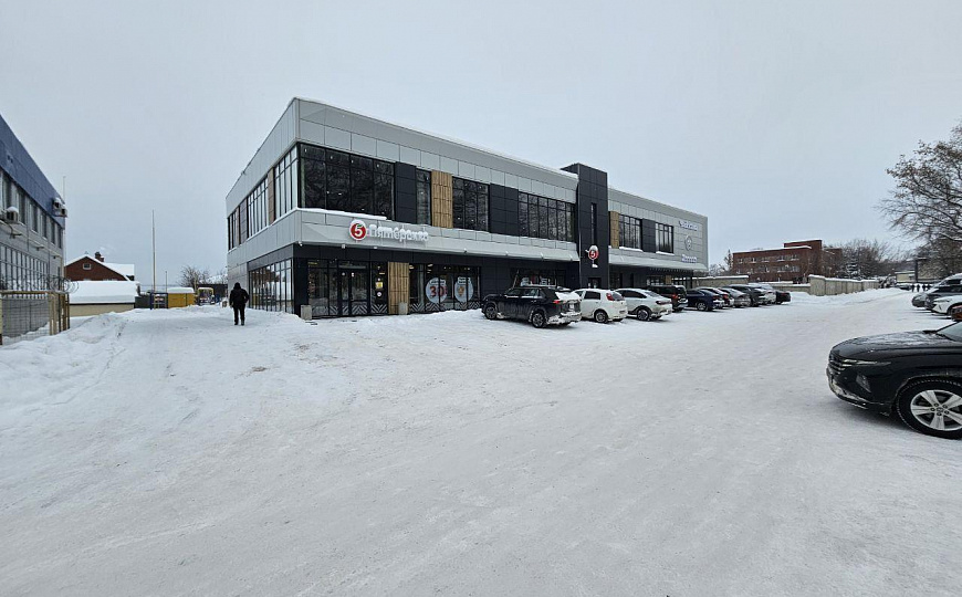 Помещение с витражными окнами фото