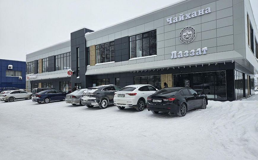 Помещение с витражными окнами фото