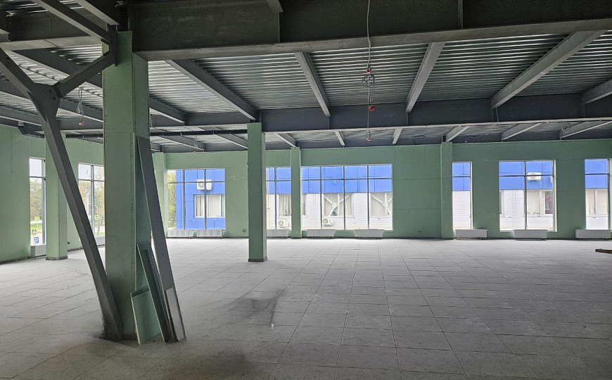 Помещение с витражными окнами фото