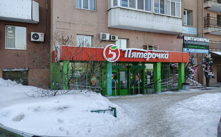 Продам торговое помещение на первой линии фото