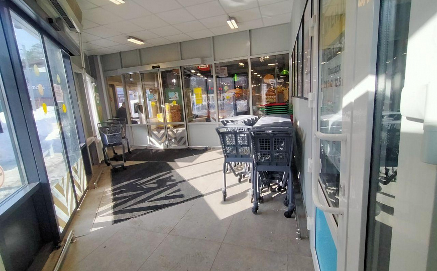 Сдается торговая площадь 26.5м2 в трафиком месте, отлично подойдёт под овощи/фрукты/мясо фото