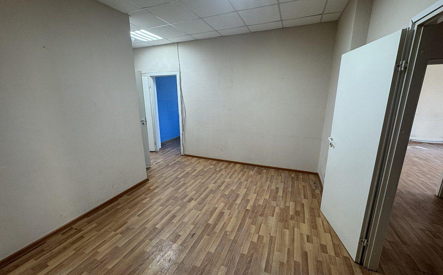 Офисное помещение в бизнес-центре 130 м² фото