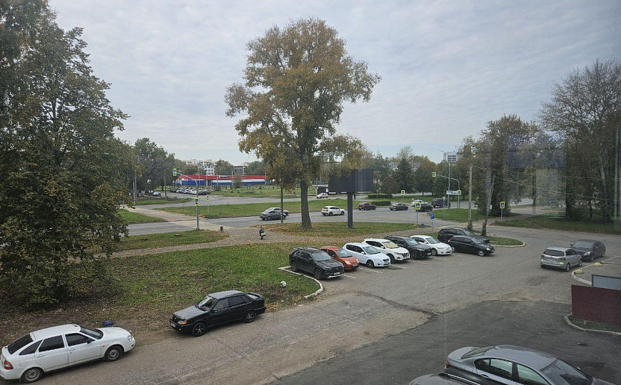 Помещение с витражными окнами фото