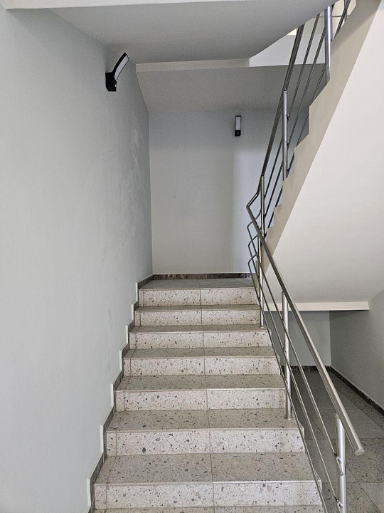 Помещение с витражными окнами фото