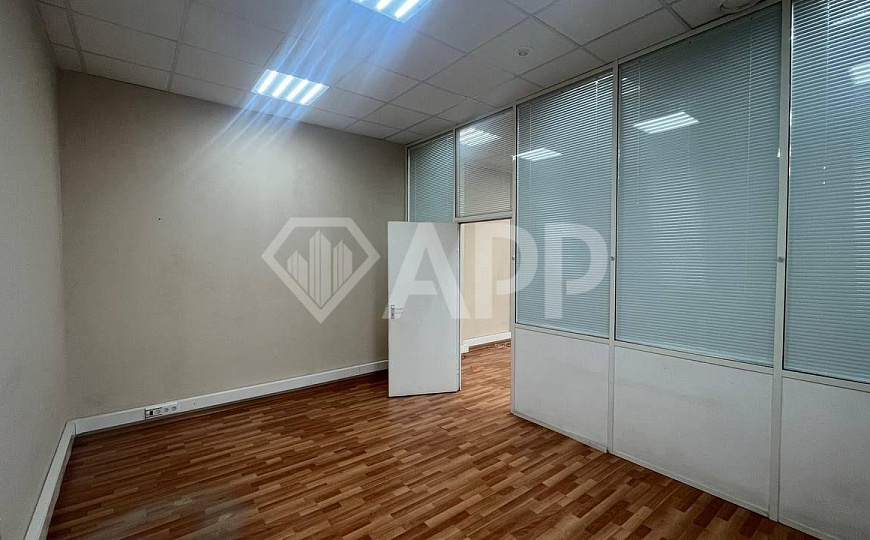 Офис в центре с парковкой у озера фото