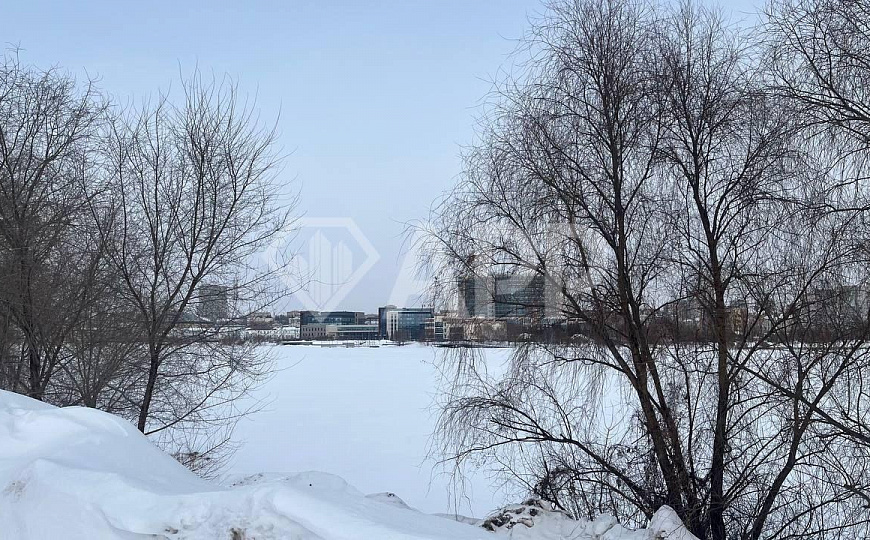 Офис в центре с парковкой у озера фото