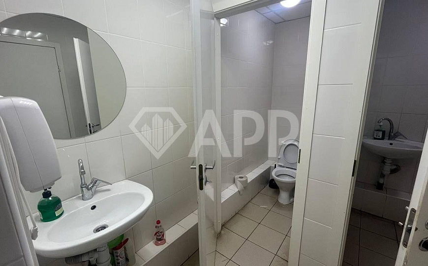 Офис в центре с парковкой у озера фото