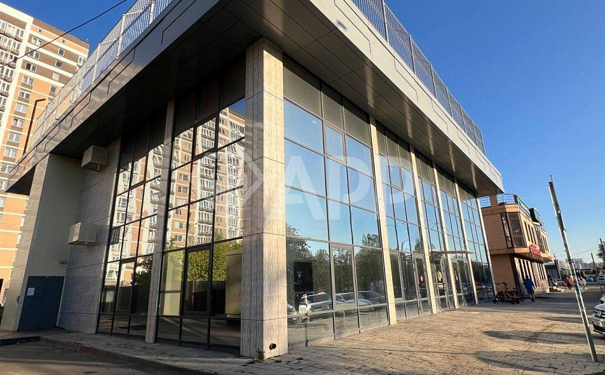 Сдаю отдельно стоящее здание с ремонтом, 978 м² с эксплуатируемой крышей / террасой 367м2 фото