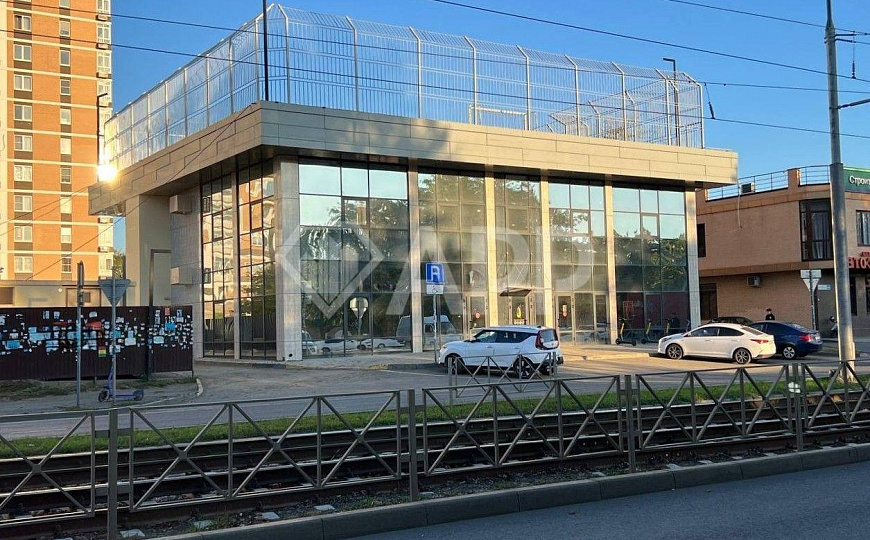 Сдаю отдельно стоящее здание с ремонтом, 978 м² с эксплуатируемой крышей / террасой 367м2 фото