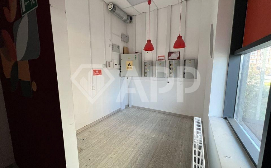 Сдаю отдельно стоящее здание с ремонтом, 978 м² с эксплуатируемой крышей / террасой 367м2 фото