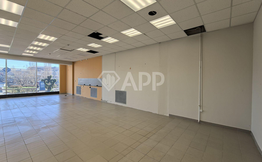 Сдаю торговое помещение, 270 м² фото