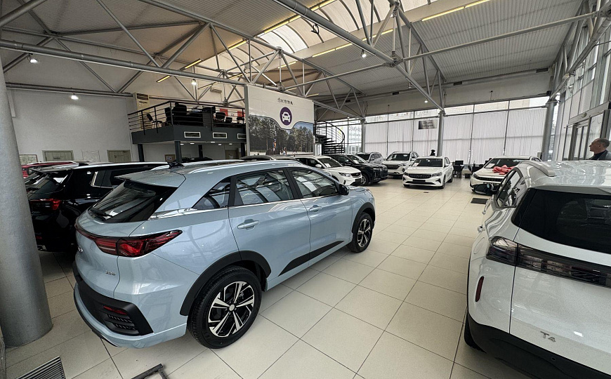 Здание под автосалон, автосервис 1940 м² фото