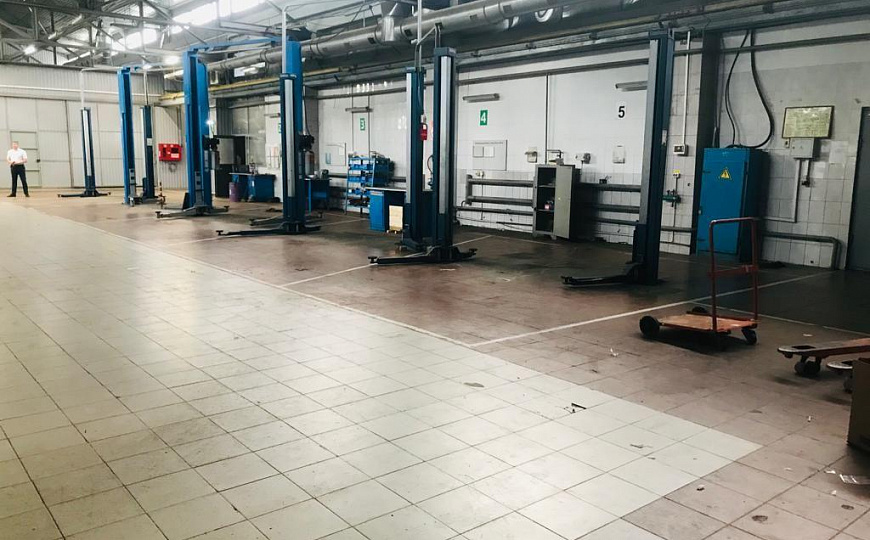 Здание под автосалон, автосервис 1940 м² фото