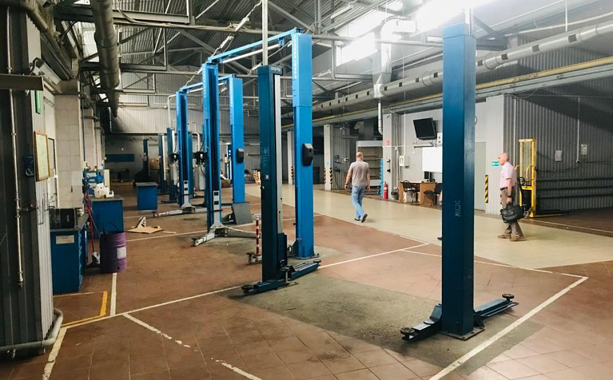 Здание под автосалон, автосервис 1940 м² фото