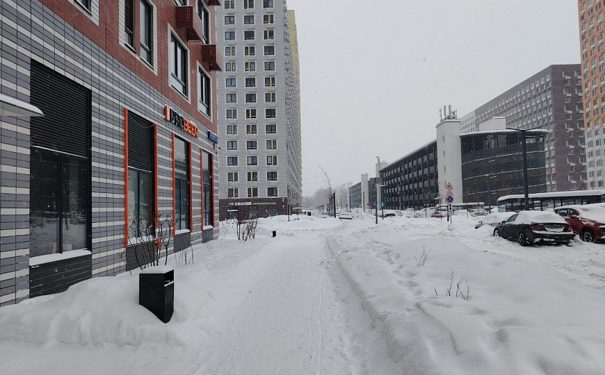 Сдам помещение 18 м² ( у входа) и 36 м² с большими окнами. фото
