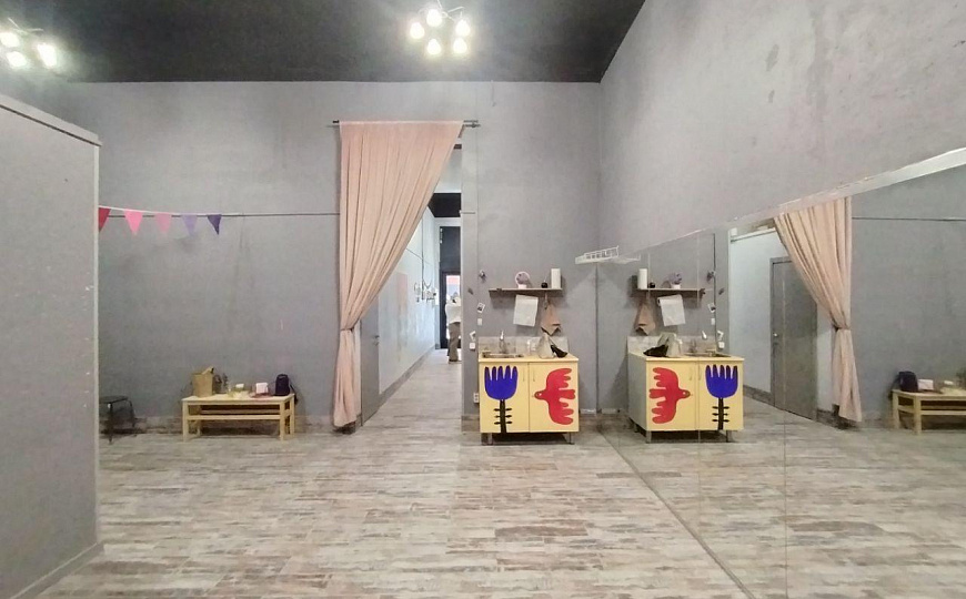 Сдам помещение 18 м² ( у входа) и 36 м² с большими окнами. фото