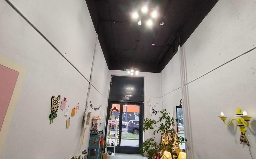 Сдам помещение 18 м² ( у входа) и 36 м² с большими окнами. фото