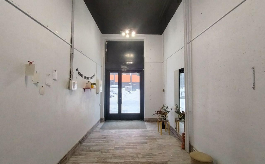 Сдам помещение 18 м² ( у входа) и 36 м² с большими окнами. фото