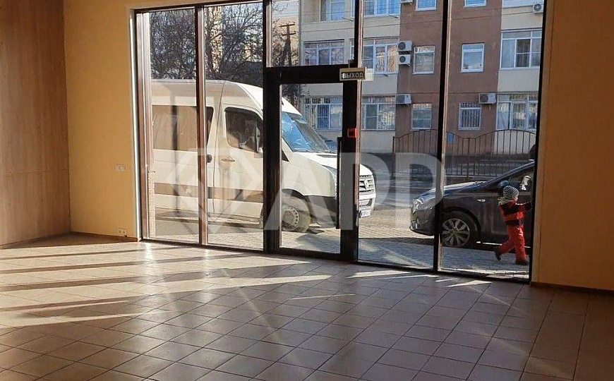 Сдаю 1 этаж 1 линия с ремонтом  60 м² фото