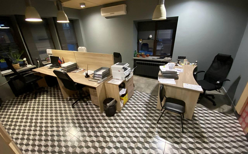 Офис в центре города на 2 линии с парковкой и охраняемой территорией фото