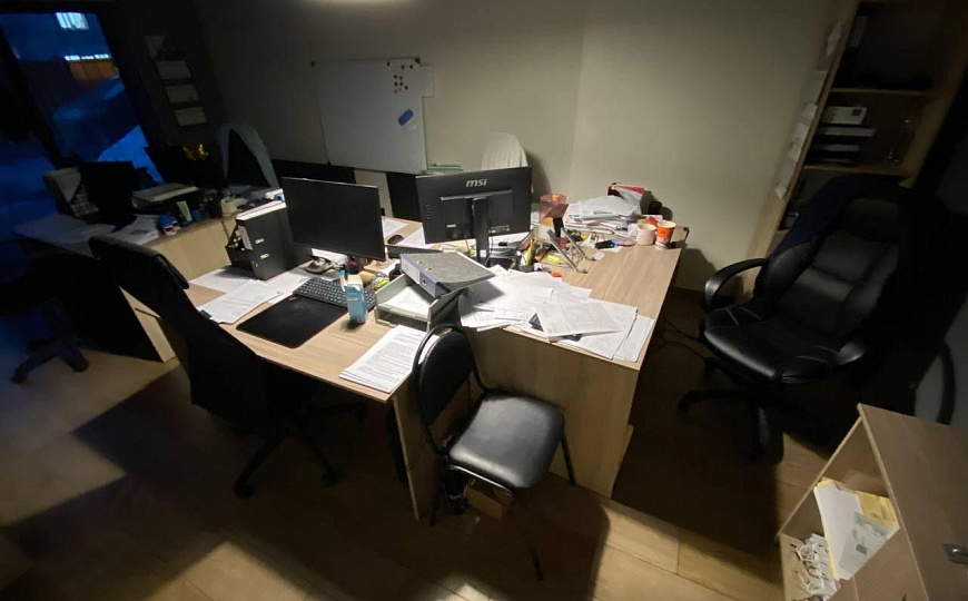 Офис в центре города на 2 линии с парковкой и охраняемой территорией фото