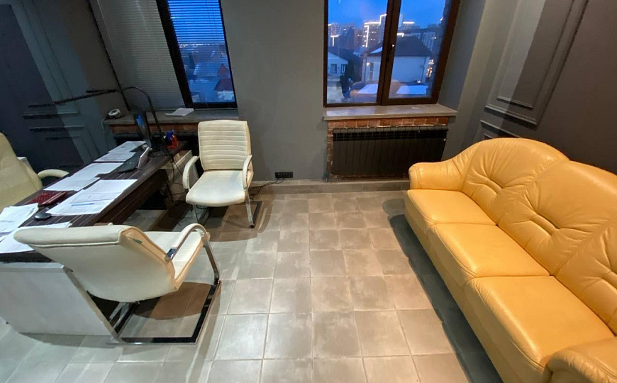 Офис в центре города на 2 линии с парковкой и охраняемой территорией фото