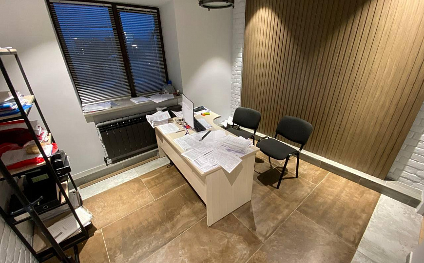 Офис в центре города на 2 линии с парковкой и охраняемой территорией фото