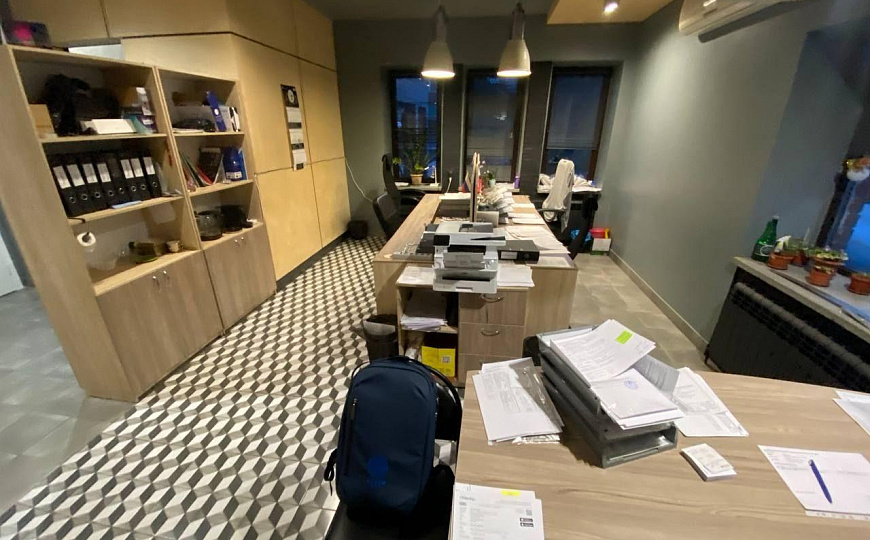 Офис в центре города на 2 линии с парковкой и охраняемой территорией фото