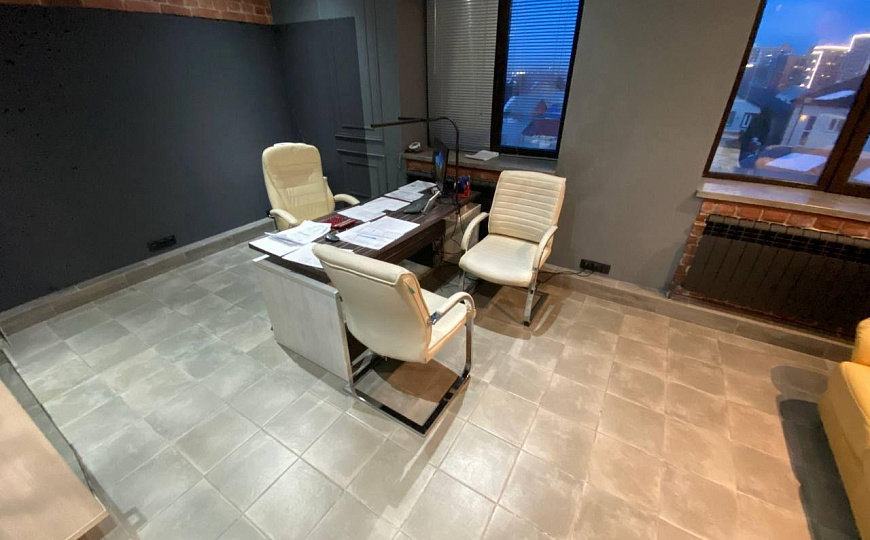 Офис в центре города на 2 линии с парковкой и охраняемой территорией фото