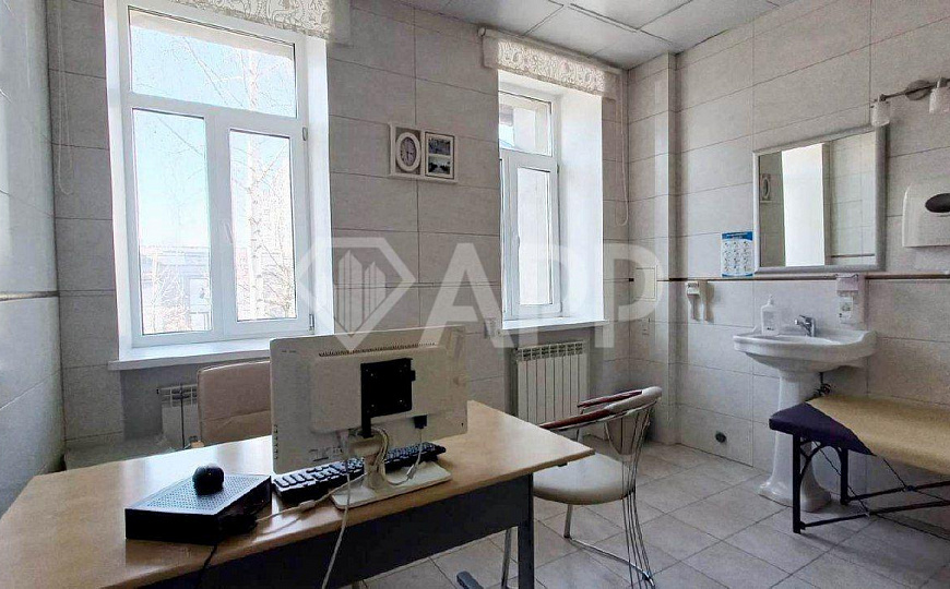 Здание 700 м2  с парковкой в центре фото