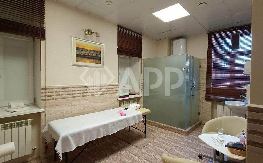 Здание 700 м2  с парковкой в центре фото