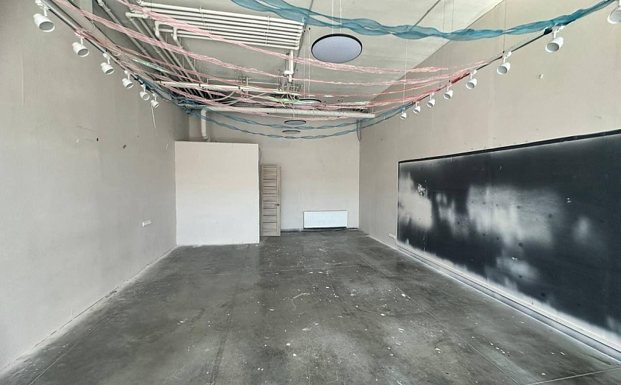 Помещение с витражными окнами фото