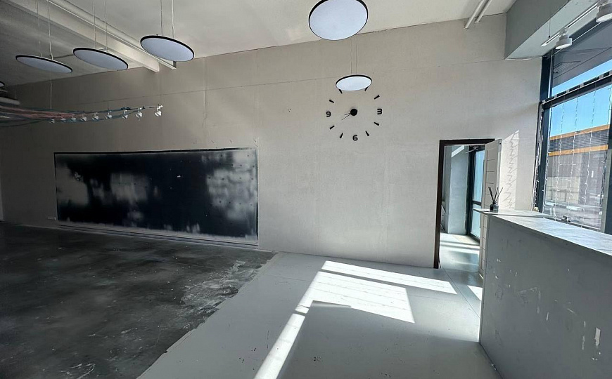 Помещение с витражными окнами фото