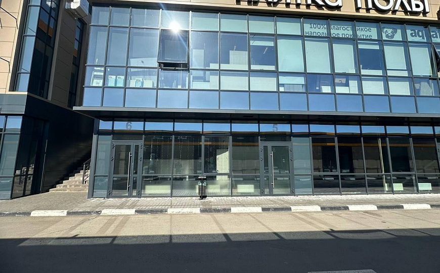 Помещение с витражными окнами фото