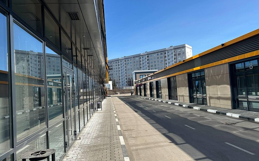 Помещение с витражными окнами фото