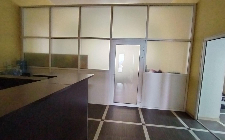 Сдаётся ВЕСЬ ПЕРВЫЙ ЭТАЖ 453 м² или офисы от 23 м². Реутов. 150 кВт, своя парковка, охрана. фото