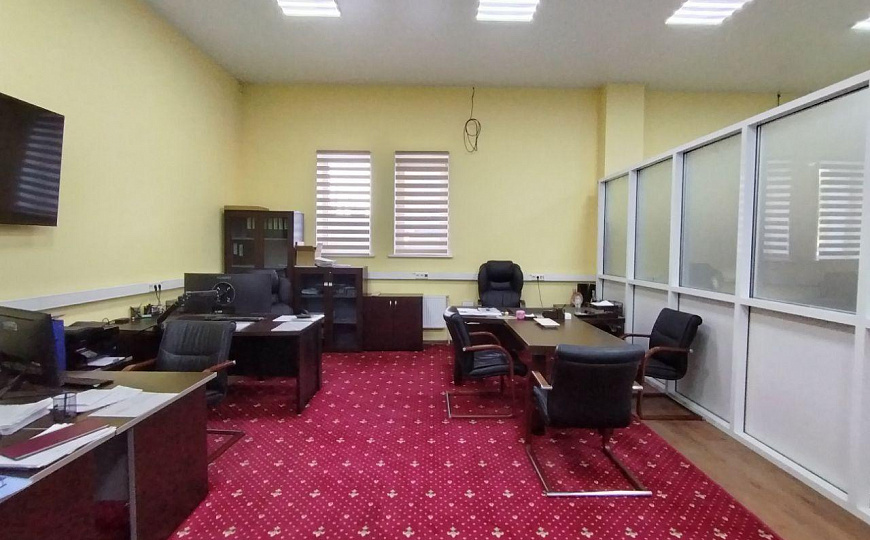 Сдаётся ВЕСЬ ПЕРВЫЙ ЭТАЖ 453 м² или офисы от 23 м². Реутов. 150 кВт, своя парковка, охрана. фото