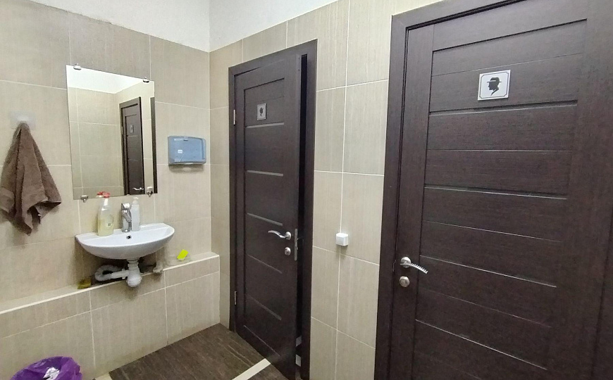 Сдаётся ВЕСЬ ПЕРВЫЙ ЭТАЖ 453 м² или офисы от 23 м². Реутов. 150 кВт, своя парковка, охрана. фото