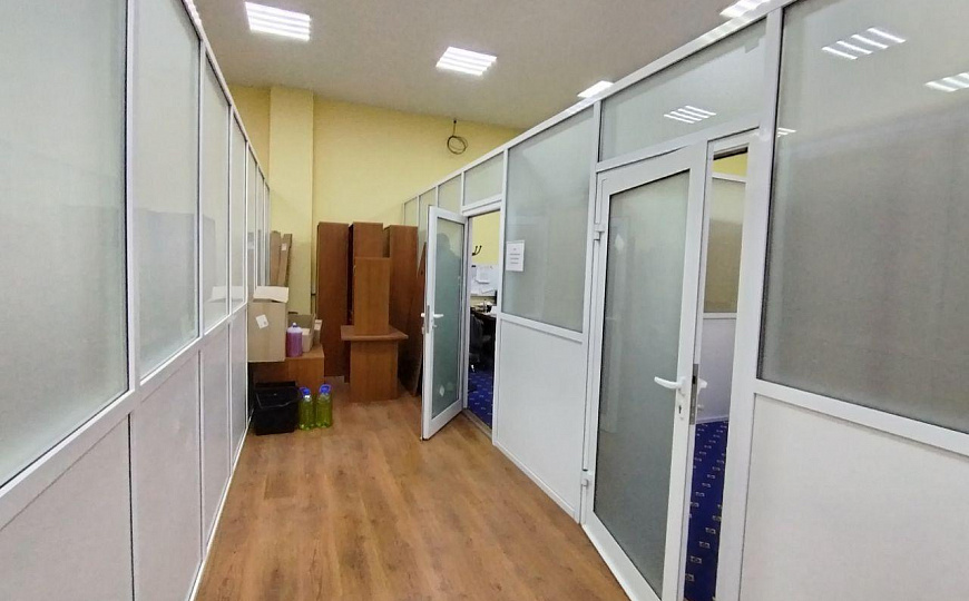 Сдаётся ВЕСЬ ПЕРВЫЙ ЭТАЖ 453 м² или офисы от 23 м². Реутов. 150 кВт, своя парковка, охрана. фото