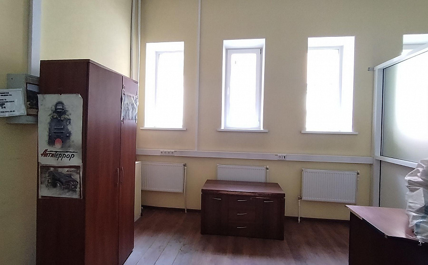 Сдаётся ВЕСЬ ПЕРВЫЙ ЭТАЖ 453 м² или офисы от 23 м². Реутов. 150 кВт, своя парковка, охрана. фото