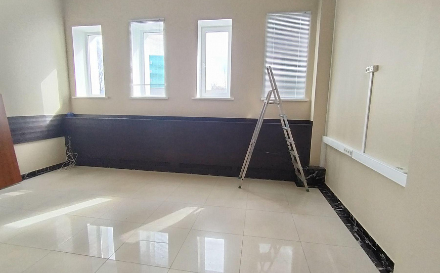 Сдаётся ВЕСЬ ПЕРВЫЙ ЭТАЖ 453 м² или офисы от 23 м². Реутов. 150 кВт, своя парковка, охрана. фото