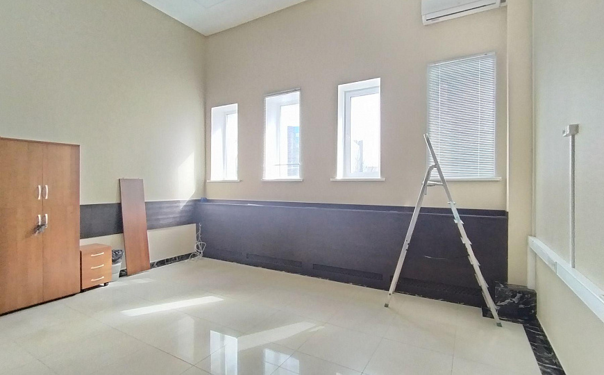 Сдаётся ВЕСЬ ПЕРВЫЙ ЭТАЖ 453 м² или офисы от 23 м². Реутов. 150 кВт, своя парковка, охрана. фото