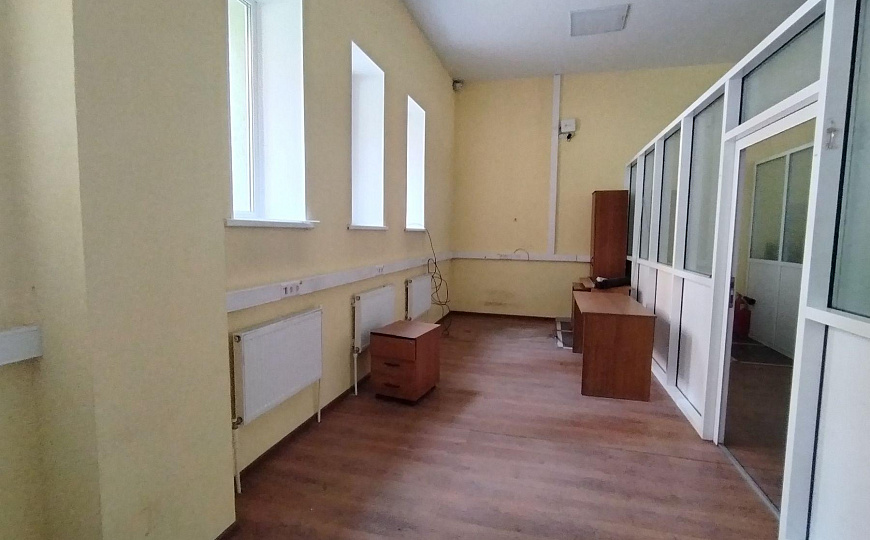 Сдаётся ВЕСЬ ПЕРВЫЙ ЭТАЖ 453 м² или офисы от 23 м². Реутов. 150 кВт, своя парковка, охрана. фото